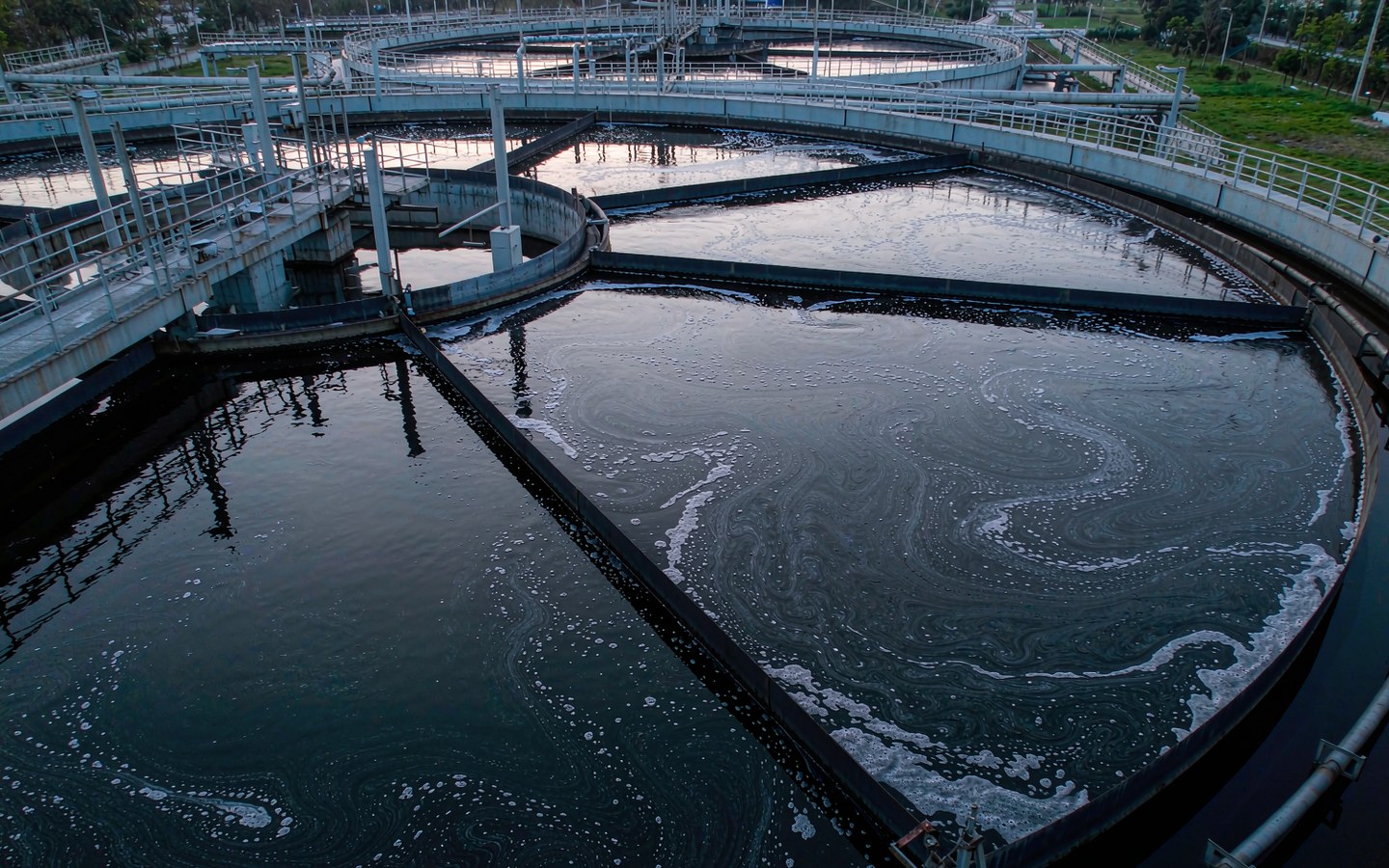 工業(yè)污水處理廠曝氣池表面泡沫